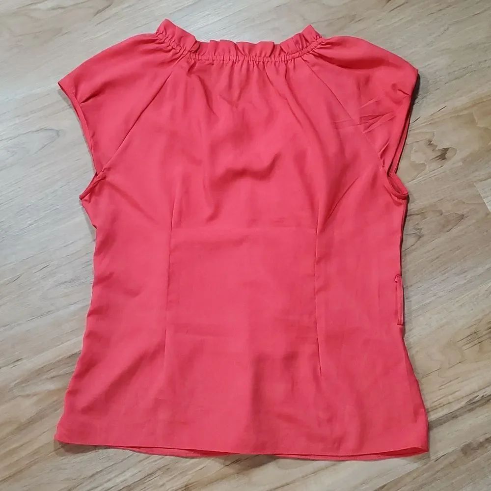 🔺️Pretty Good Red Buttoned & Ruffled Front Sleeveless Top Large - Picture 2 of 10